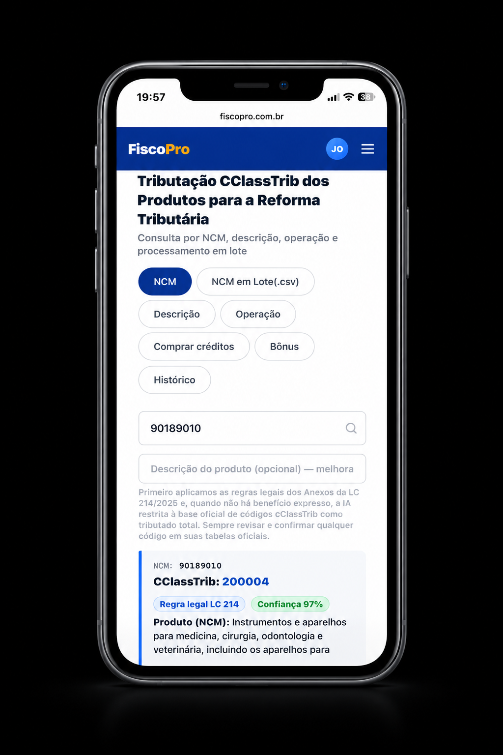 Mockup premium do FiscoPro aberto no smartphone mostrando a classificação fiscal de produtos